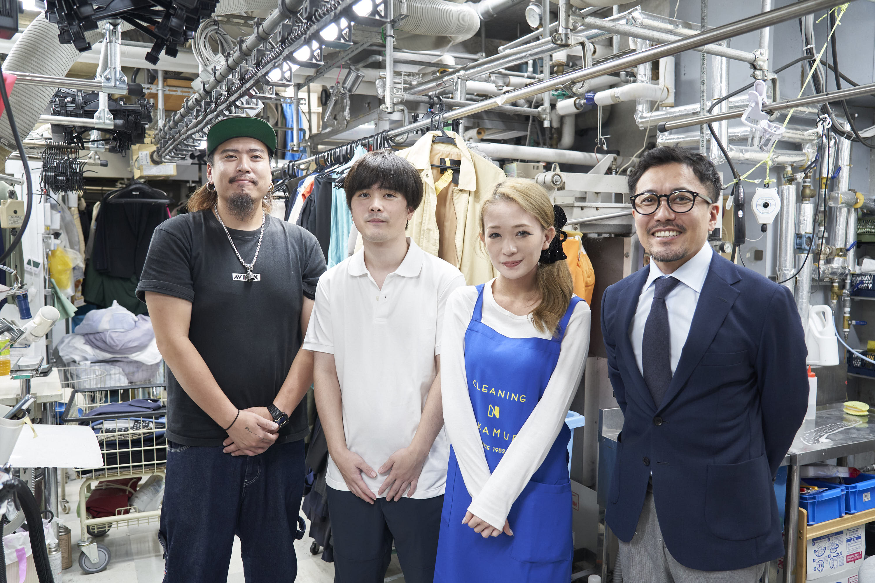 工房に立つ中村クリーニングとアルテフェロのスタッフ
